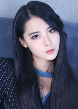 Mia Xue (1995)