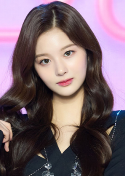 Seol Yoon Ah (Sullyoon - NMIXX) (2004)